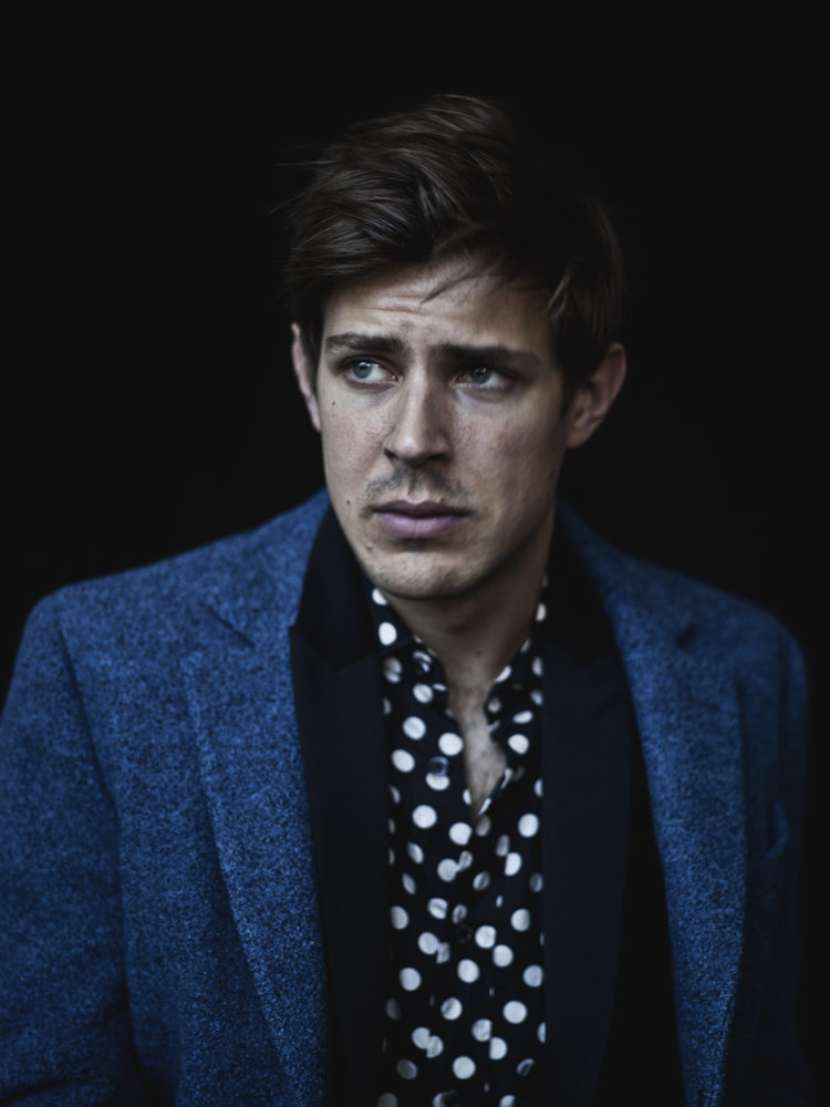 Next photo of Chris Lowell