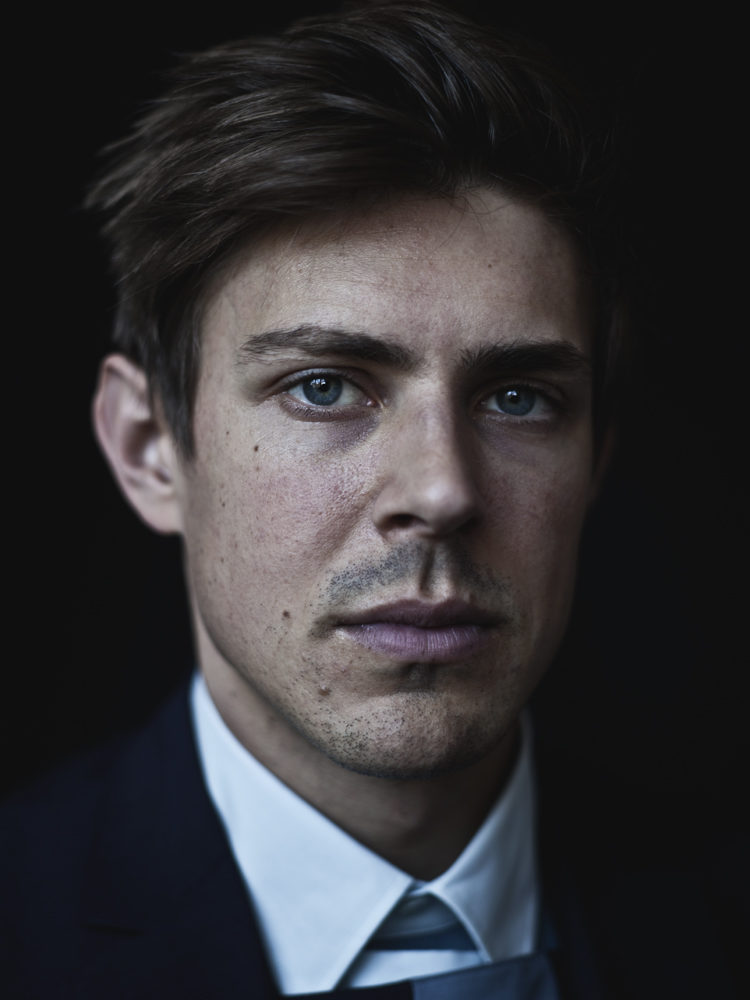 Next photo of Chris Lowell