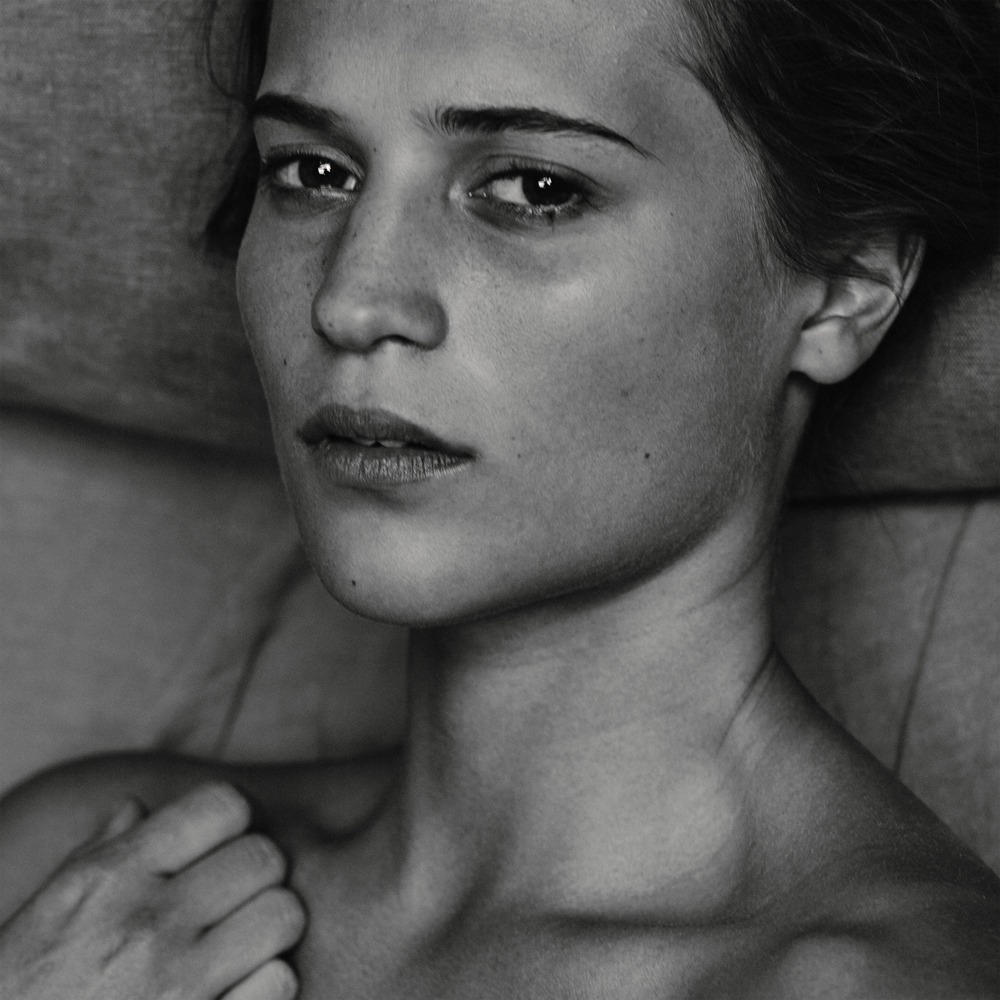 Alicia Vikander 8 pack abs